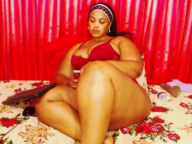 DivineBootyxxx webcam