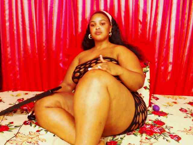 DivineBootyxxx webcam