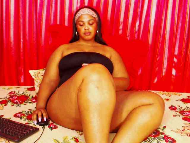 DivineBootyxxx webcam