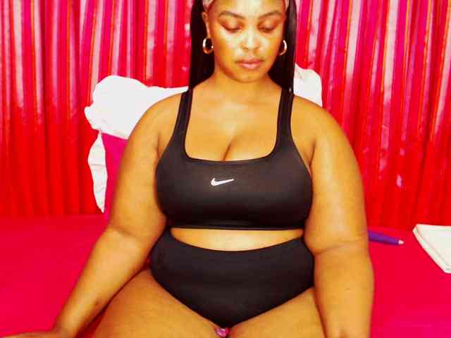 DivineBootyxxx webcam