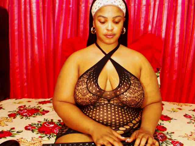 DivineBootyxxx webcam