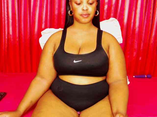 DivineBootyxxx webcam