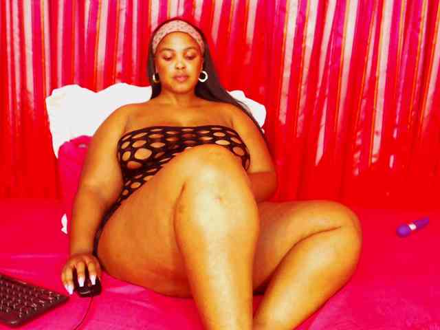 DivineBootyxxx webcam