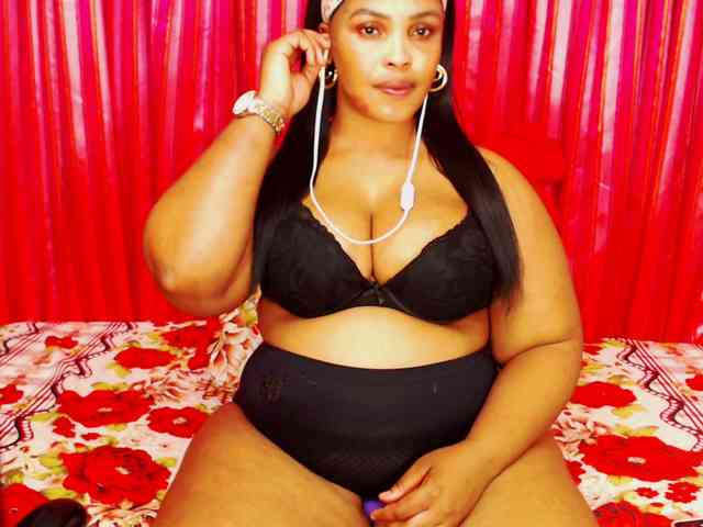 DivineBootyxxx webcam