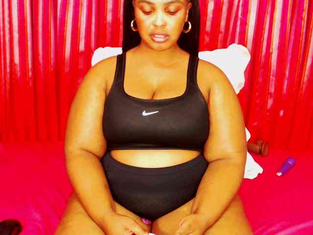 DivineBootyxxx webcam