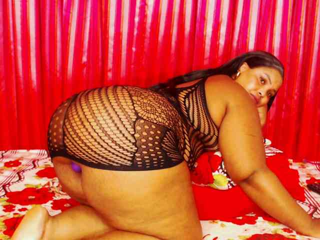 DivineBootyxxx webcam