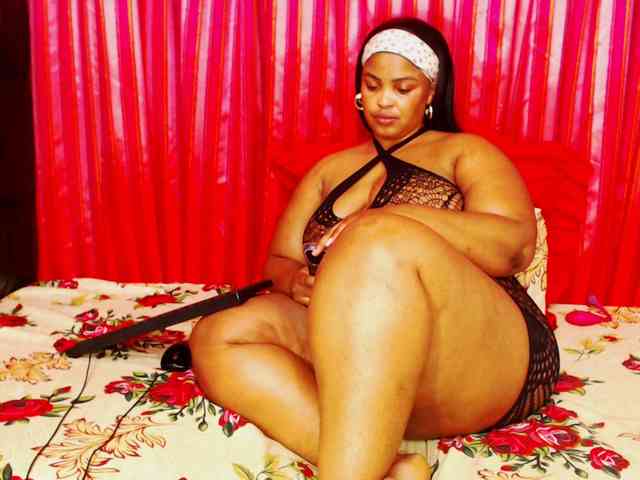DivineBootyxxx webcam
