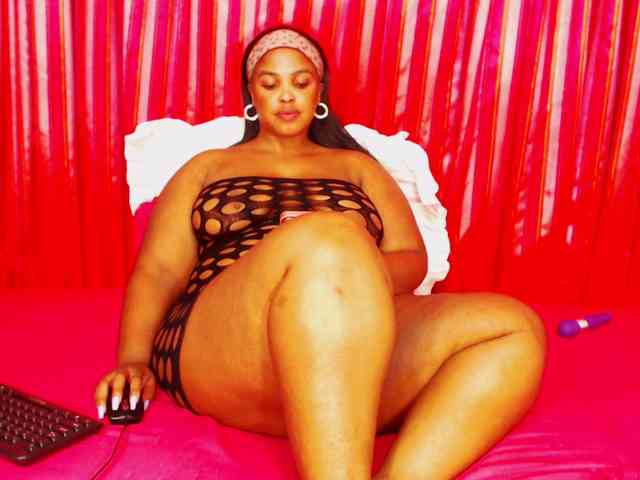 DivineBootyxxx webcam