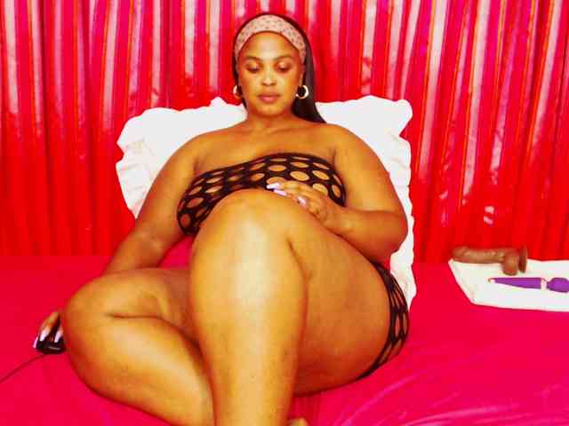 DivineBootyxxx webcam