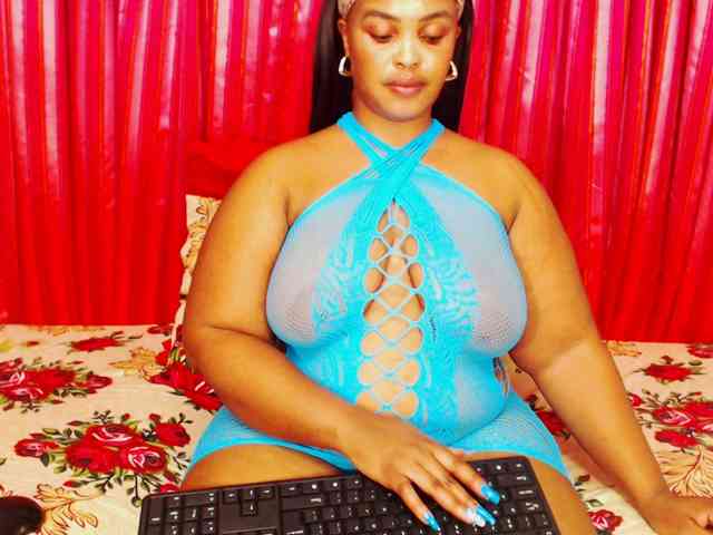 DivineBootyxxx webcam