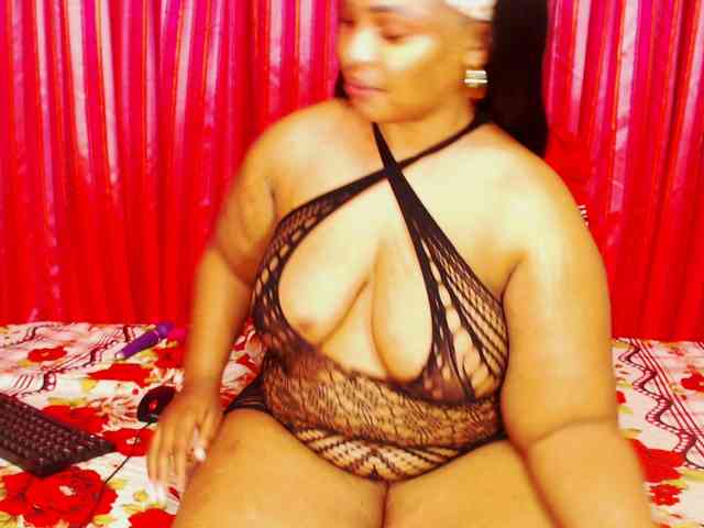 DivineBootyxxx webcam