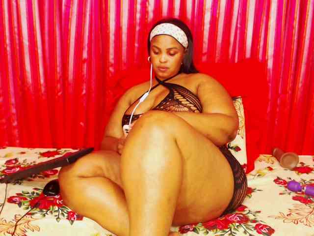 DivineBootyxxx webcam