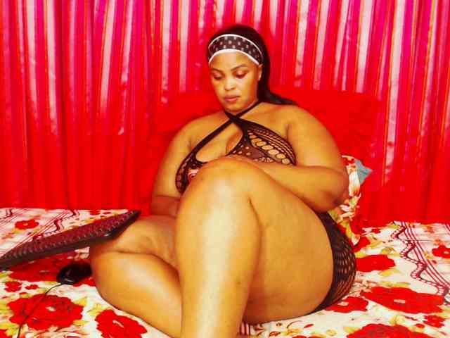DivineBootyxxx webcam