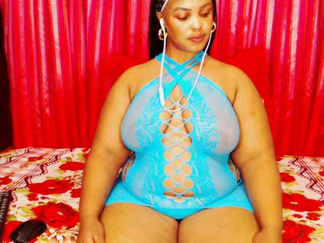 DivineBootyxxx webcam