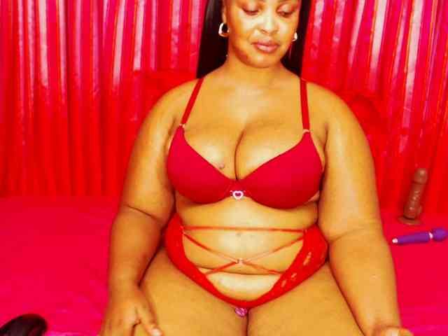 DivineBootyxxx webcam