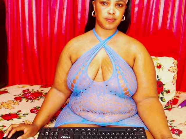 DivineBootyxxx webcam