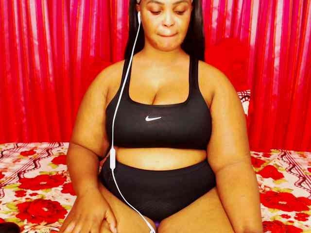 DivineBootyxxx webcam