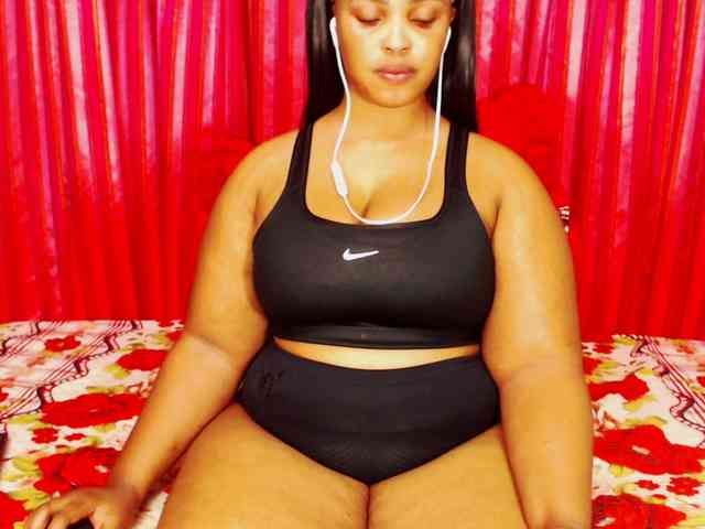 DivineBootyxxx webcam