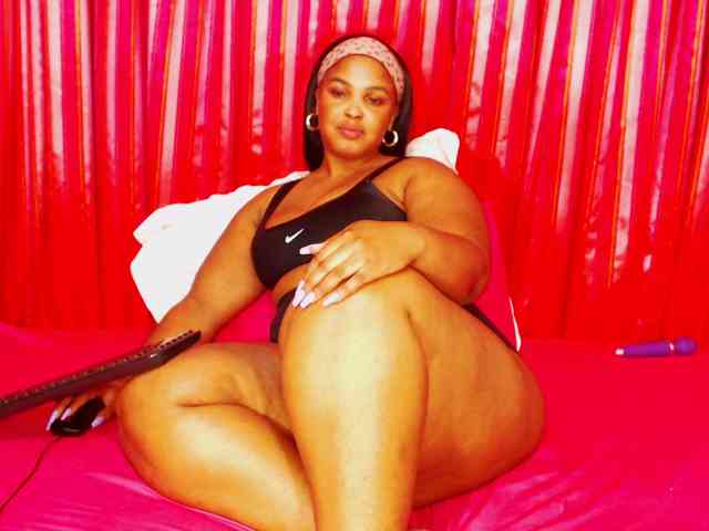 DivineBootyxxx webcam