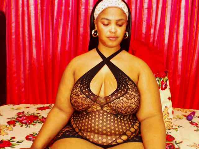 DivineBootyxxx webcam