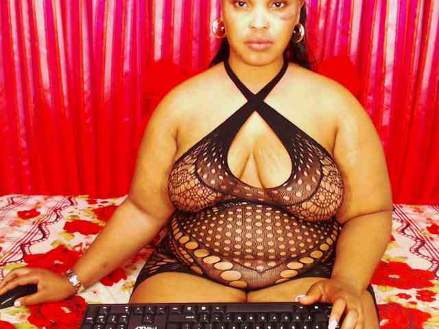 DivineBootyxxx webcam