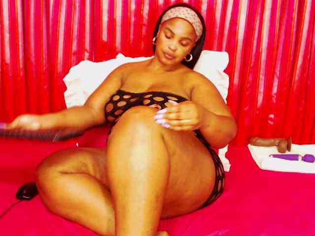 DivineBootyxxx webcam