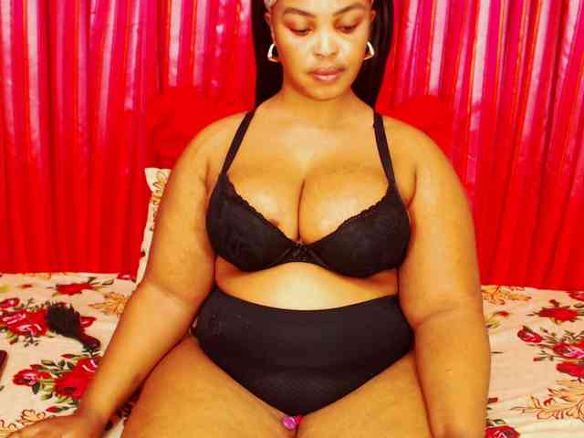 DivineBootyxxx webcam
