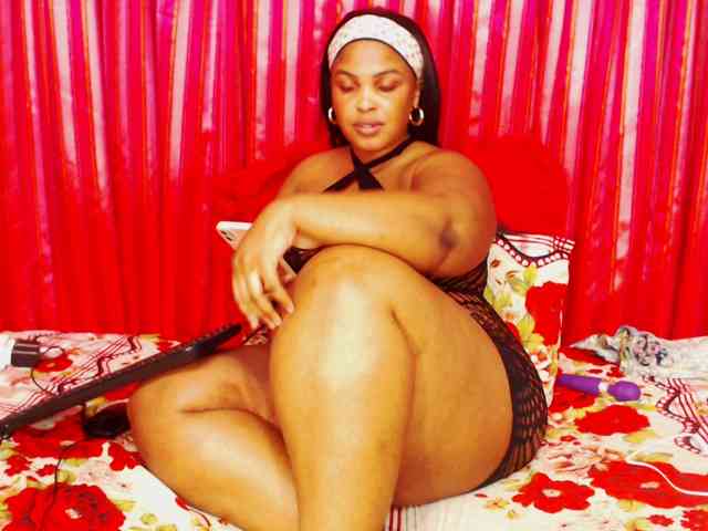 DivineBootyxxx webcam