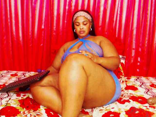 DivineBootyxxx webcam