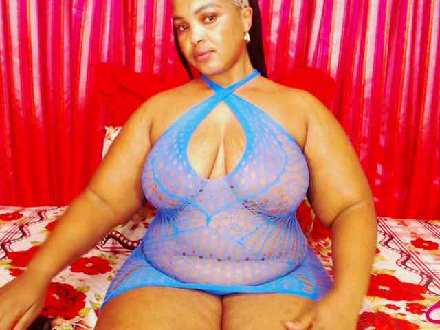 DivineBootyxxx webcam