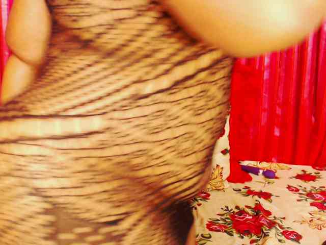DivineBootyxxx webcam