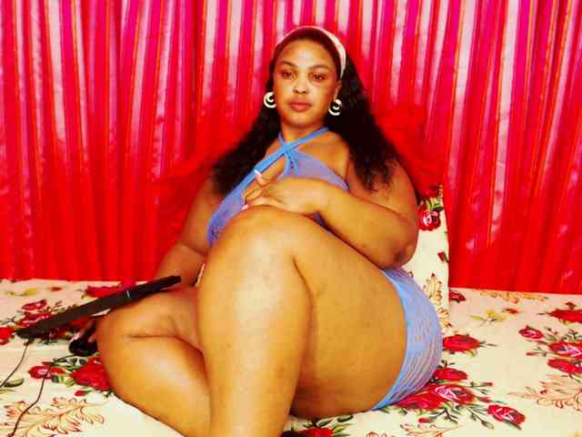 DivineBootyxxx webcam