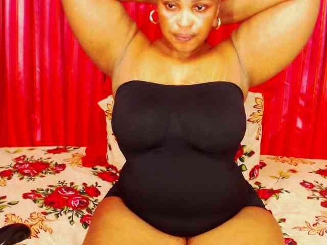 DivineBootyxxx webcam