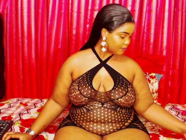 DivineBootyxxx Live Webcam on BongaCams