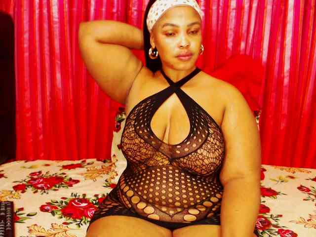 DivineBootyxxx webcam