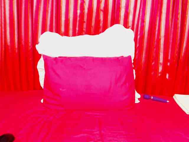 DivineBootyxxx webcam