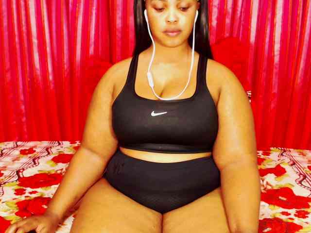 DivineBootyxxx webcam