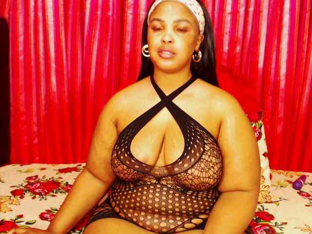 DivineBootyxxx webcam
