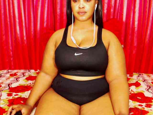 DivineBootyxxx webcam