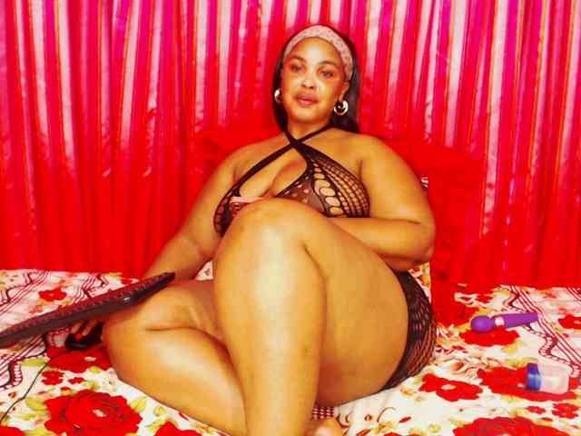 DivineBootyxxx webcam