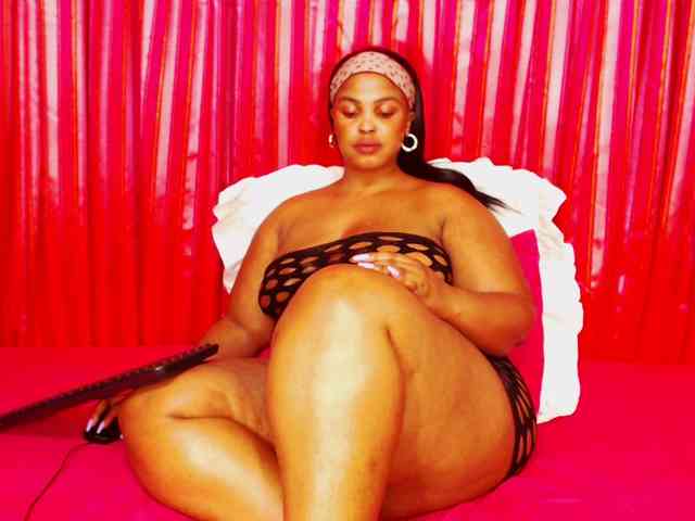 DivineBootyxxx webcam