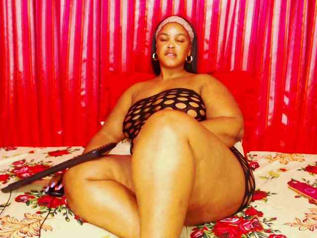 DivineBootyxxx webcam