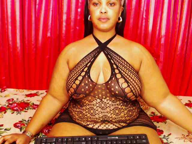 DivineBootyxxx webcam