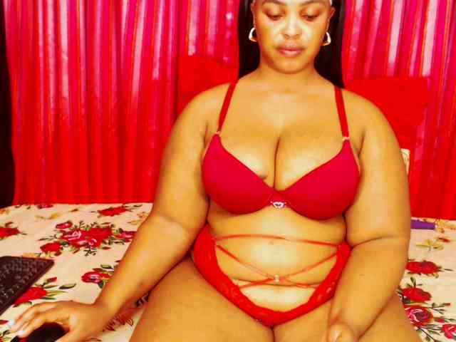 DivineBootyxxx webcam