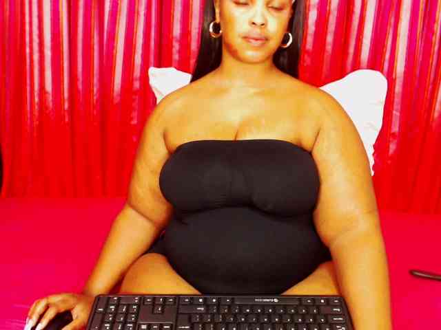 DivineBootyxxx webcam