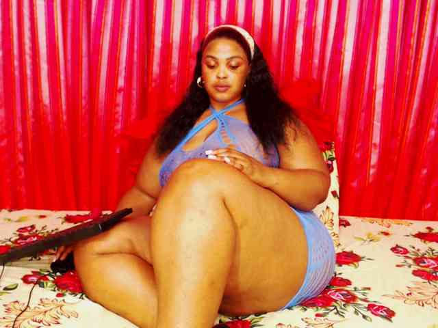 DivineBootyxxx webcam