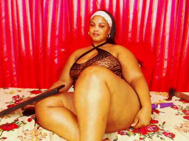 DivineBootyxxx webcam