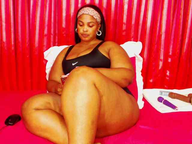 DivineBootyxxx webcam