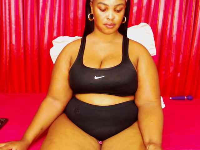 DivineBootyxxx webcam