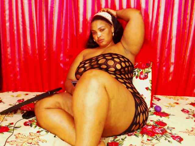 DivineBootyxxx webcam